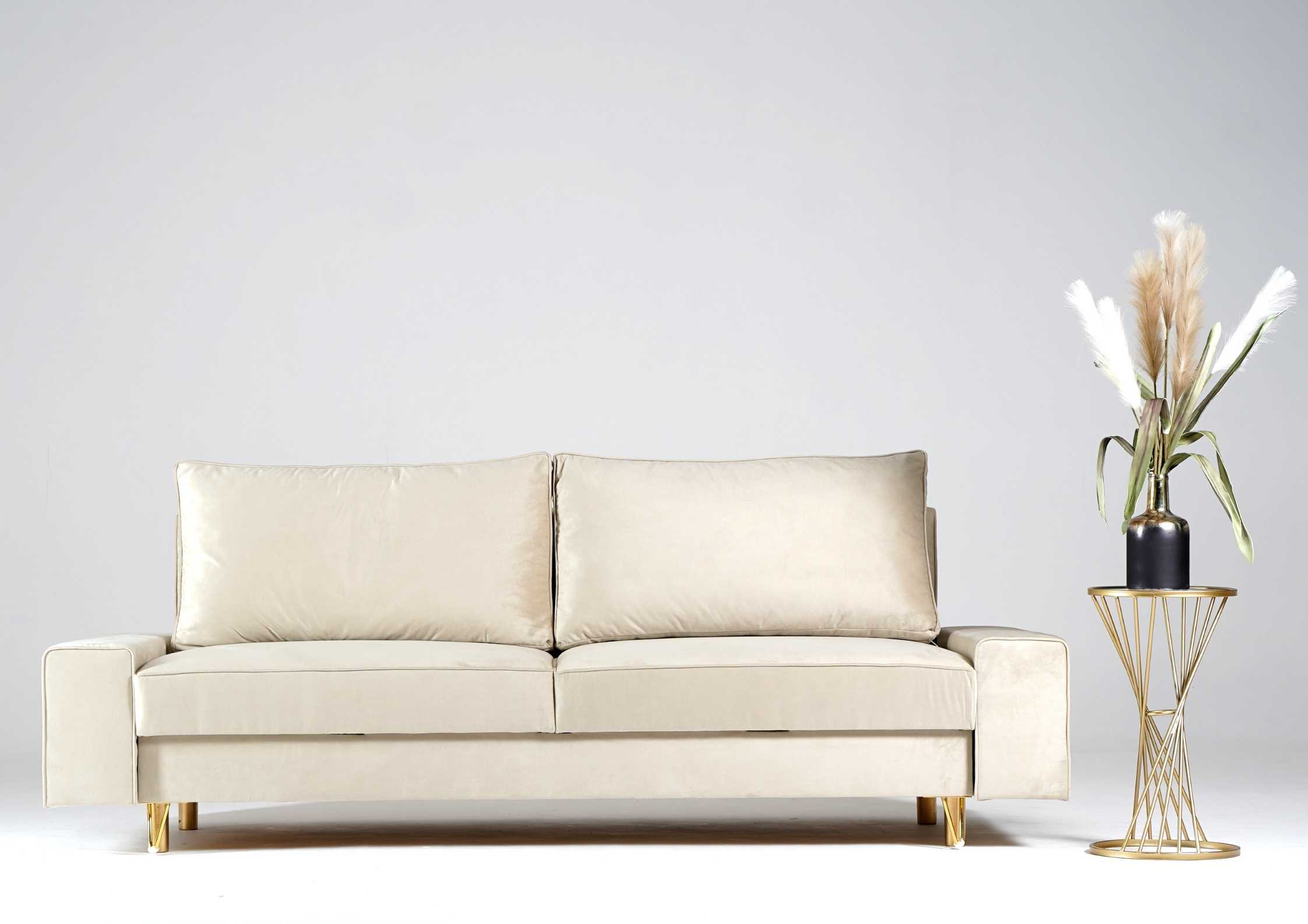 Beżowa sofa na złotych nogach